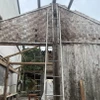 Giông lốc, mưa tại Bắc Kạn khiến nhiều ngôi nhà bị tốc mái. (Ảnh: TTXVN phát)
