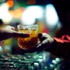 Các nạn nhân có triệu chứng nôn mửa, đau bụng và tiêu chảy sau khi uống rượu có pha methanol. (Ảnh: Getty images)