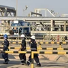 Công nhân làm việc tại nhà máy chế biến dầu thô Abqaiq thuộc Tập đoàn Saudi Aramco. (Ảnh: AFP/TTXVN)