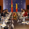 Bộ trưởng Ngoại giao Bùi Thanh Sơn và Bộ trưởng Ngoại giao Romania Luminita Odobescu cùng các đại biểu của hai bên tham dự buổi làm việc. (Ảnh: Báo Thế giới và Việt Nam)