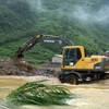 Lực lượng chức năng huyện Mèo Vạc (Hà Giang) triển khai khắc phục hậu quả mưa lụt. (Ảnh: TTXVN phát)