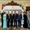 Đại sứ Trần Văn Tuấn chụp ảnh lưu niệm với đoàn công tác thành phố Hải Phòng tại Diễn đàn Doanh nghiệp Việt Nam-Thụy Điển 2024 ngày 6/9 tại Stockholm. (Ảnh: Thu Hằng/TTXVN)
