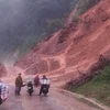 Tuyến đường từ trung tâm huyện Hòa An đi xã Trương Lương bị sạt lở nghiêm trọng. (Ảnh: TTXVN phát)
