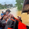 Lực lượng cứu hộ sơ tán em nhỏ khỏi vùng ngập lụt tại thị trấn Catarman, Philippines,. (Ảnh minh họa. AFP/TTXVN)