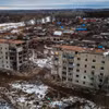 Một toà chung cư bị phá hủy trong xung đột tại Izyum thuộc vùng Kharkiv (Ukraine). (Ảnh: AFP/TTXVN)