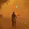 Cát bụi mù mịt trên đường phố ở Trung Quốc. (Ảnh: THX/TTXVN)