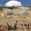 Người dân tìm kiếm nạn nhân tại hiện trường vụ lở đất ở tỉnh Enga, Papua New Guinea ngày 28/5. (Ảnh: AFP/TTXVN)