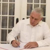 Bí thư thứ Nhất Ban Chấp hành Trung ương Đảng, Chủ tịch Cuba Miguel Díaz-Canel Bermúdez ghi sổ tang. (Ảnh: Việt Hùng/TTXVN)