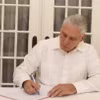 Bí thư thứ Nhất Ban Chấp hành Trung ương Đảng, Chủ tịch Cuba Miguel Díaz-Canel Bermúdez ghi sổ tang. (Ảnh: Việt Hùng/TTXVN)