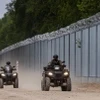 Binh sỹ tuần tra tại biên giới Ba Lan-Belarus ở làng Tolcze, Podlaskie Voivodeship, đông bắc Ba Lan, ngày 8/6/2022. (Ảnh: AFP/TTXVN)