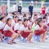 Học sinh trong buổi sinh hoạt dưới cờ. (Ảnh: TTXVN phát)
