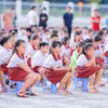Học sinh trong buổi sinh hoạt dưới cờ. (Ảnh: TTXVN phát)