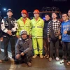 3 du khách được cứu hộ an toàn (đứng gần nhau, thứ 3, 4, 5 từ phải sang) cùng các thành viên đội cứu hộ. (Ảnh: Quốc Hùng/TTXVN phát)