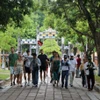 Khách du lịch quốc tế tham quan Đại Nội Huế. (Ảnh: Đỗ Trưởng/TTXVN)