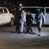 Các tay súng Hamas bàn giao nhóm con tin người Israel cho Ủy ban Chữ thập Đỏ Quốc tế tại Rafah, miền Nam Dải Gaza, ngày 28/11/2023. (Ảnh: AFP/TTXVN)