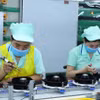 Sản xuất các loại loa tại nhà máy của Công ty Điện tử Foster (Bắc Ninh), tại Khu Công nghiệp Đô thị và Dịch vụ VSIP Bắc Ninh. (Ảnh: Thống Nhất/TTXVN)