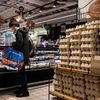 Người dân mua thực phẩm tại siêu thị ở Bordeaux, Pháp. (Ảnh: AFP/ TTXVN)