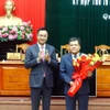 Bí thư Tỉnh ủy Quảng Bình Lê Ngọc Quang tặng hoa chúc mừng Chủ tịch Ủy ban Nhân dân tỉnh Trần Phong. (Ảnh: Tá Chuyên/TTXVN)