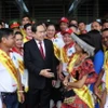 Chủ tịch Quốc hội Trần Thanh Mẫn với đại biểu người hiến máu tình nguyện tiêu biểu toàn quốc năm 2024. (Ảnh: Thống Nhất/TTXVN)