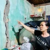 Vết nứt trong nhà của người dân ở phường Nhơn Hòa, thị xã An Nhơn (Bình Định) do ảnh hưởng của tình trạng sạt lở bờ sông Kôn. (Ảnh: TTXVN phát)