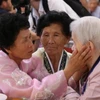 Cụ bà Hàn Quốc (phải) đoàn tụ với người thân Triều Tiên tại khu nghỉ dưỡng Núi Kumgang, Triều Tiên ngày 22/8/2018. (Ảnh: AFP/TTXVN)