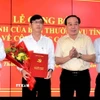 Tân Bí thư Thành ủy Sóc Trăng Thái Đăng Khoa nhận Quyết định và hoa chúc mừng. (Ảnh TTXVN phát)