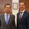 Đại sứ Việt Nam tại Australia Phạm Hùng Tâm (trái) và Thượng nghị sỹ Simon Birmingham, Bộ trưởng phụ trách ngoại giao của phe đối lập Australia. (Ảnh: TTXVN phát)