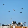 Hàng viện trợ nhân đạo được thả xuống Dải Gaza bằng máy bay. (Ảnh: THX/TTXVN)
