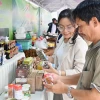 Người dân tham quan cửa hàng giới thiệu sản phẩm OCOP An Giang. (Ảnh: Thanh Sang/TTXVN)