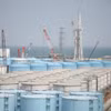 Các bể chứa nước thải nhiễm xạ tại nhà máy điện hạt nhân Fukushima Daiichi ở Okuma, tỉnh Fukushima, Nhật Bản. (Ảnh: Kyodo/TTXVN)
