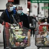 Người dân mua hàng trong siêu thị tại Bordeaux, Pháp. (Ảnh: AFP/TTXVN)