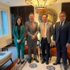 Đại sứ Mai Phan Dũng cùng đại diện của WIPO. (Ảnh: TTXVN phát)