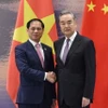 Bộ trưởng Ngoại giao Trung Quốc Vương Nghị đón tiếp Bộ Trưởng Ngoại giao Bùi Thanh Sơn tại Quảng Tây. (Ảnh: Phóng viên TTXVN tại Trung Quốc)