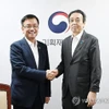 Bộ trưởng Kinh tế và Tài chính Hàn Quốc Choi Sang-mok (trái) tiếp tân Đại sứ Nhật Bản tại Hàn Quốc Koichi Mizushima. (Ảnh: Yonhap)