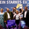 Chủ tịch Ủy ban châu Âu Ursula von der Leyen (giữa, phải), Lãnh đạo đảng Liên minh Xã hội Cơ đốc giáo (CSU) Markus Soeder (phải) - ứng viên tranh cử Nghị viện châu Âu của đảng CSU và Chủ tịch đảng Nhân dân châu Âu (EPP) Manfred Weber (thứ 3, trái) trong cuộc vận động tranh cử cho CDU trong bầu cử Nghị viện châu Âu ở Munich, ngày 7/6. (Ảnh: AFP/TTXVN)