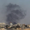 Khói bốc lên sau cuộc không kích của Israel xuống thành phố Rafah, Dải Gaza. (Ảnh: THX/TTXVN)