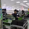 Công nhân Công ty TNHH Samsung Electronics Việt Nam, khu công nghiệp Yên Phong, tỉnh Bắc Ninh trong ca làm việc. (Ảnh: Thanh Thương/TTXVN)