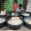 Gạo được bày bán tại khu chợ ở Jakarta, Indonesia. (Ảnh: AFP/TTXVN)