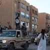 Các tay súng IS trên đường phố tại Raqa (Syria), ngày 30/6/2014. (Ảnh minh họa: AFP/TTXVN)