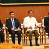 Thượng nghị sỹ Hun Sen (thứ 2 từ phải sang trái), Chủ tịch Hội đồng cố vấn tối cao của Quốc vương Campuchia, Chủ tịch Đảng Nhân dân Campuchia (CPP) tại phiên khai mạc kỳ họp đầu tiên Thượng viện Campuchia khóa V. (Ảnh: AKP/TTXVN phát)