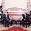Chủ tịch UBND Thành phố Hồ Chí Minh Phan Văn Mãi tiếp Giáo sư Klaus Schwab, Chủ tịch sáng lập Diễn đàn Kinh tế Thế giới. (Ảnh: Xuân Khu/TTXVN)
