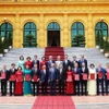 Tổng Bí thư, Chủ tịch nước Tô Lâm và đại biểu chụp ảnh chung với các đại sứ nhận Quyết định bổ nhiệm. (Ảnh: Lâm Khánh/TTXVN)