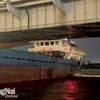 Tàu Việt Á 999 bị kẹt dưới cầu Đồng Nai vào khuya 13/10. (Ảnh: Báo Đồng Nai)