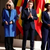 Tổng thống Pháp Emmanuel Macron, cùng phu nhân Brigitte Macron và Tổng thư ký Tổ chức Quốc tế Pháp ngữ (OIF) Louise Mushikiwabo, đến tham dự Hội nghị thượng đỉnh Pháp ngữ lần thứ 19, tại lâu đài Villers-Cotterets, Pháp. (Nguồn: Reuters)