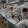 Một dây chuyền may hàng xuất khẩu. (Ảnh: Trần Việt/TTXVN)