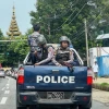 Cảnh sát tuần tra trên đường phố tại Yangon, Myanmar. (Ảnh: Getty Images/TTXVN)