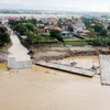Do nước sông Hồng lên cao, không đảm bảo an toàn cho người và phương tiện qua lại, các lực lượng chức năng liên quan làm nhiệm vụ bảo vệ an toàn cầu phao Phong Châu (bắc qua sông Hồng nối huyện Tam Nông với Lâm Thao, tỉnh Phú Thọ) đã phải thực hiện tạm dừng hoạt động cầu phao từ 18 giờ ngày 1/10 đến khi có thông báo mới. (Ảnh: Tạ Toàn/TTXVN)
