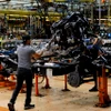 Công nhân làm việc tại nhà máy của hãng sản xuất ôtô Ford tại Dearborn, Michigan (Mỹ). (Ảnh: AFP/TTXVN)