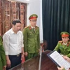 Cơ quan Cảnh sát Điều tra-Công an tỉnh Hà Giang tống đạt Quyết định và Lệnh đối với Cao Mạnh Thắng (áo trắng). (Nguồn: Cổng thông tin điện tử Bộ Công an)