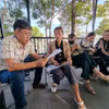 Các sinh viên trao đổi với phóng viên Thông tấn xã Việt Nam về việc đã hoàn tất học phí và thi tốt nghiệp nhưng không được cấp bằng Đại học đúng thời hạn. (Ảnh: TTXVN phát)